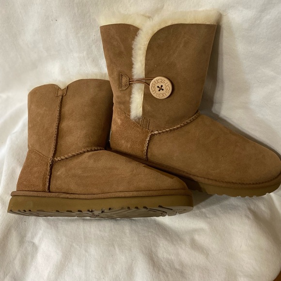 Sold UGG Australia Classic Short Leather Boots Women’s size 7 color Chestnut New - Picture 3 of 14